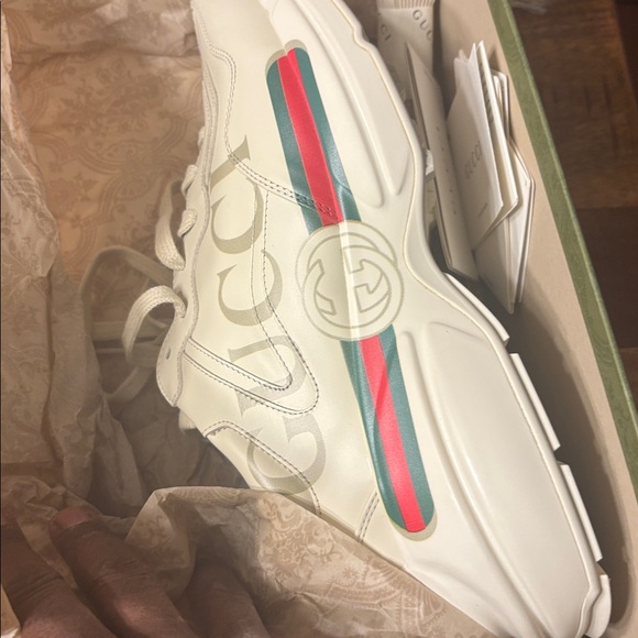 Gucci Men's Cream Sneakers with Red and Green Stripes - Picture 6 of 6